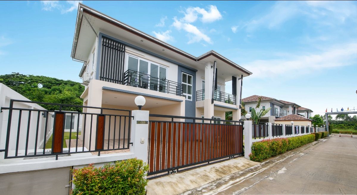 Save on a brand new 4 Bed Pool Villa Pattaya Thailanld