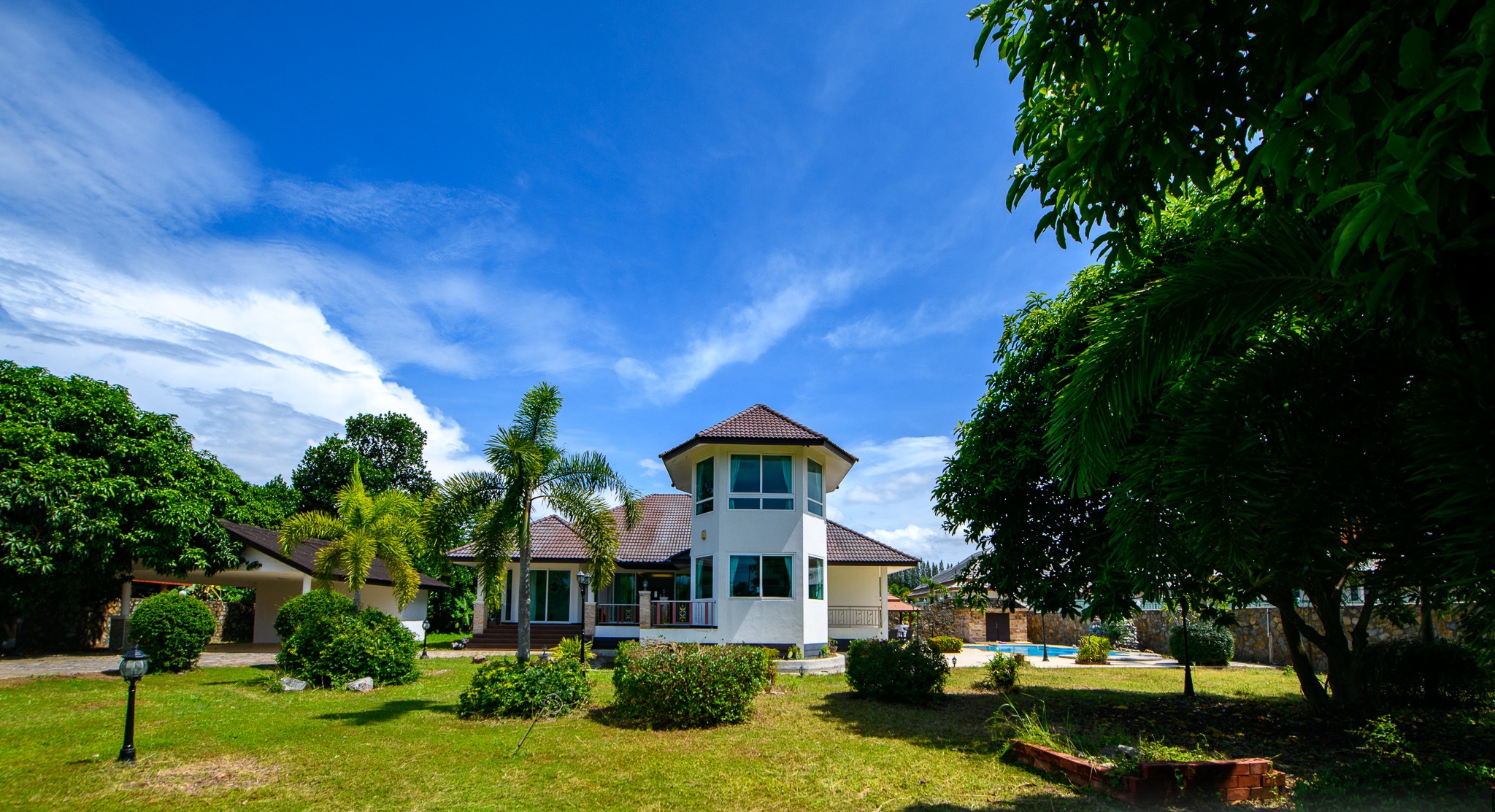 Huge country home set in 2000 sqm beautiful gardens near Pattaya Thailand