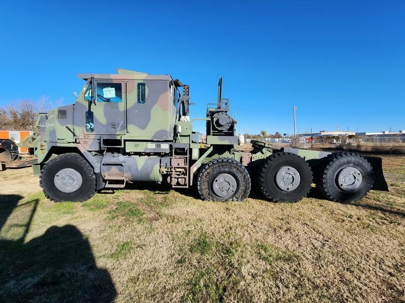 2000 Oshkosh M1070 Truck