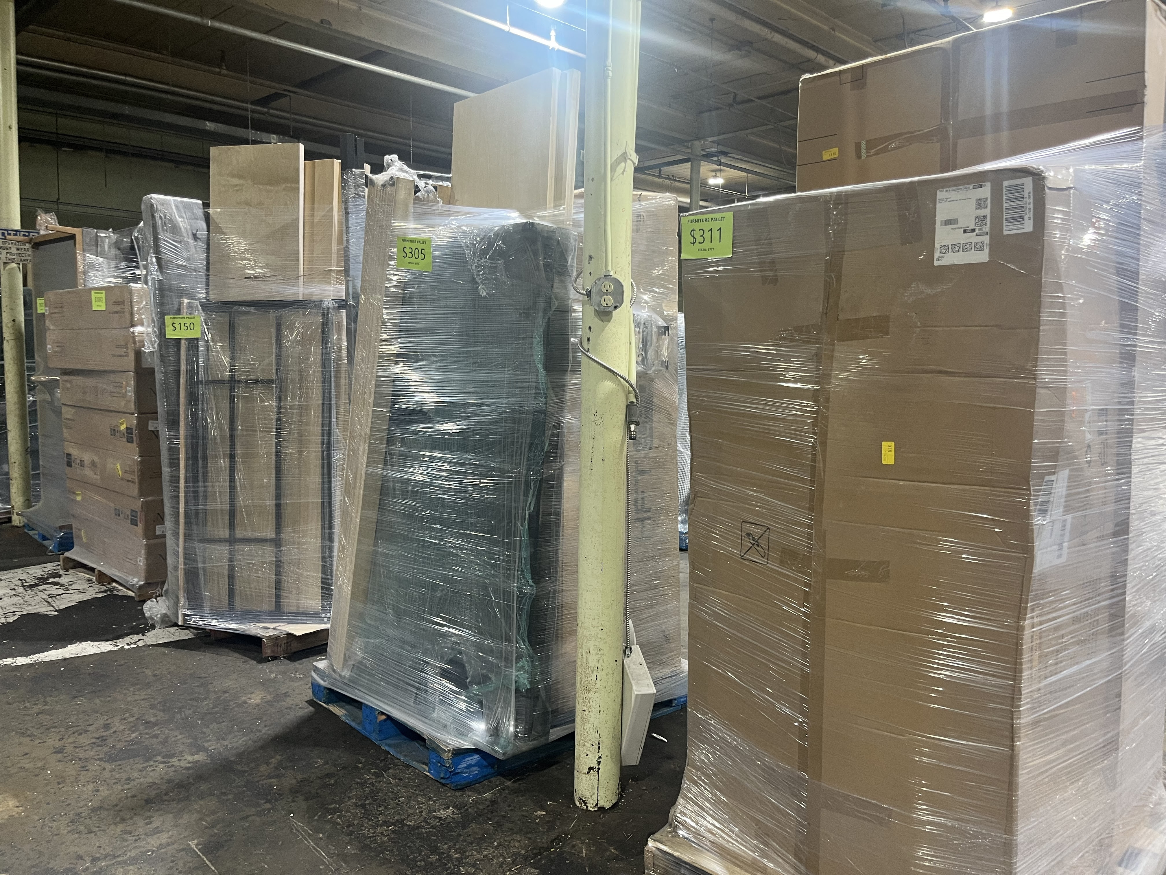 FURNITURE TRUCKLOADS AND PALLETS