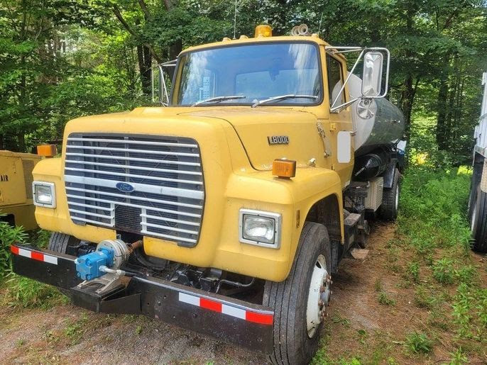 1992 Ford L8000 Distributor Truck Very, Low miles!