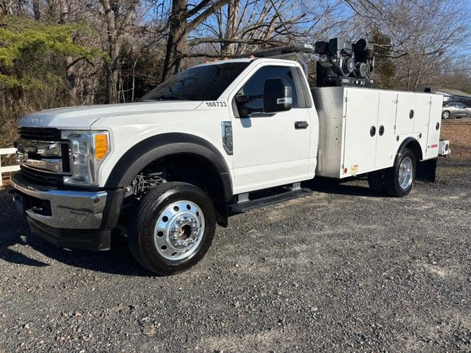NICE! 2017 Ford F550SD XL service truck, V10 GAS engine! 4x4! Only 146K miles!