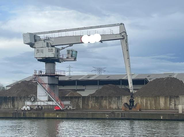We are offering you an Electric Drive Equilibrium balance crane material handler.