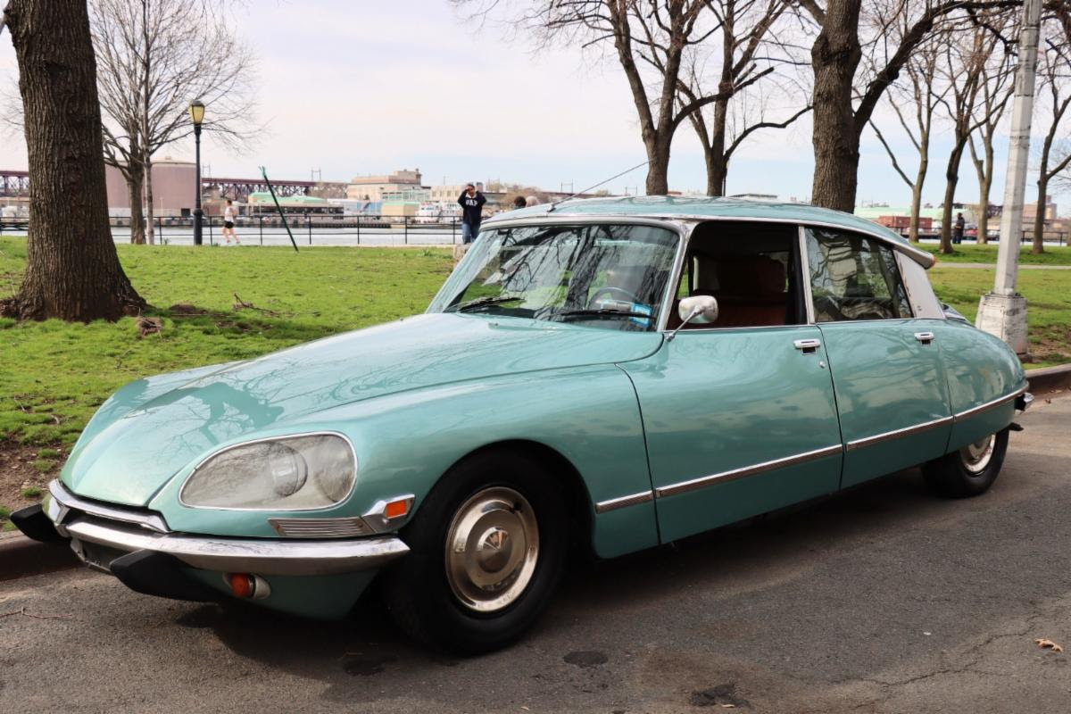 Explore the Elegance of the 1972 Citroen DS