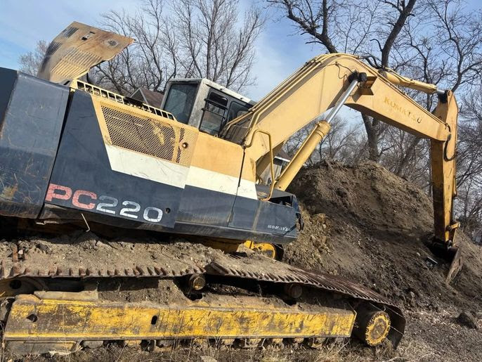 1990 Komatsu PC220 Excavator, Parts Unit