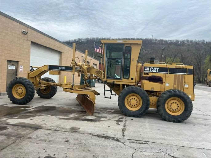 Nice! 1999 CAT120H Road Grader