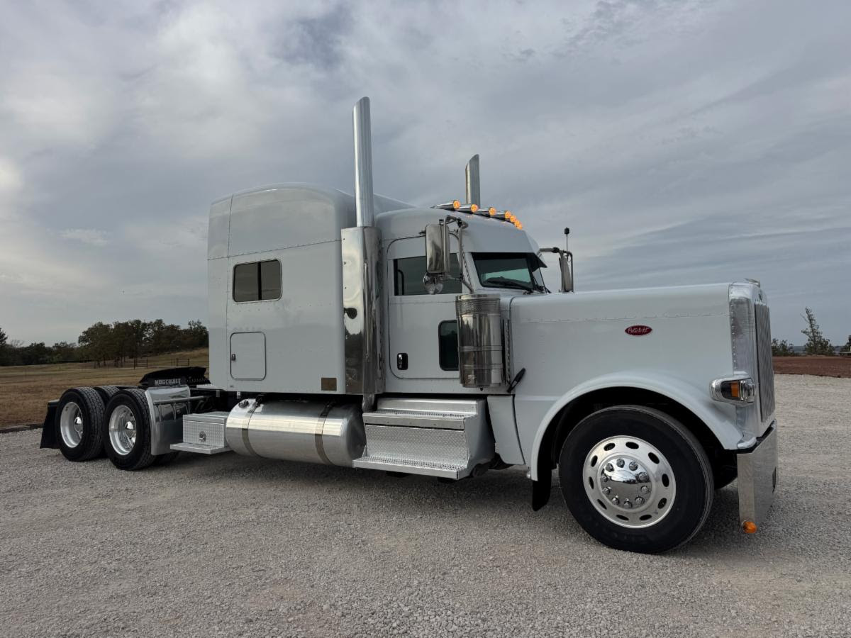 2022 Peterbilt 389 Sleeper