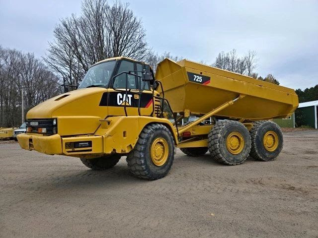 2005 CAT 725 Haul Truck 
