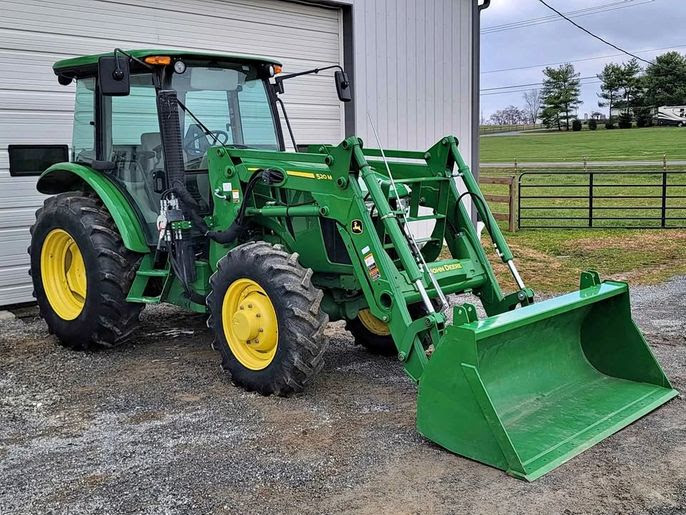 Like New! 2016 John Deere 5085 Tractor Loader
