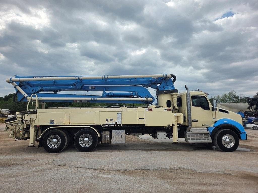 2020 32M Schwing Pump Truck